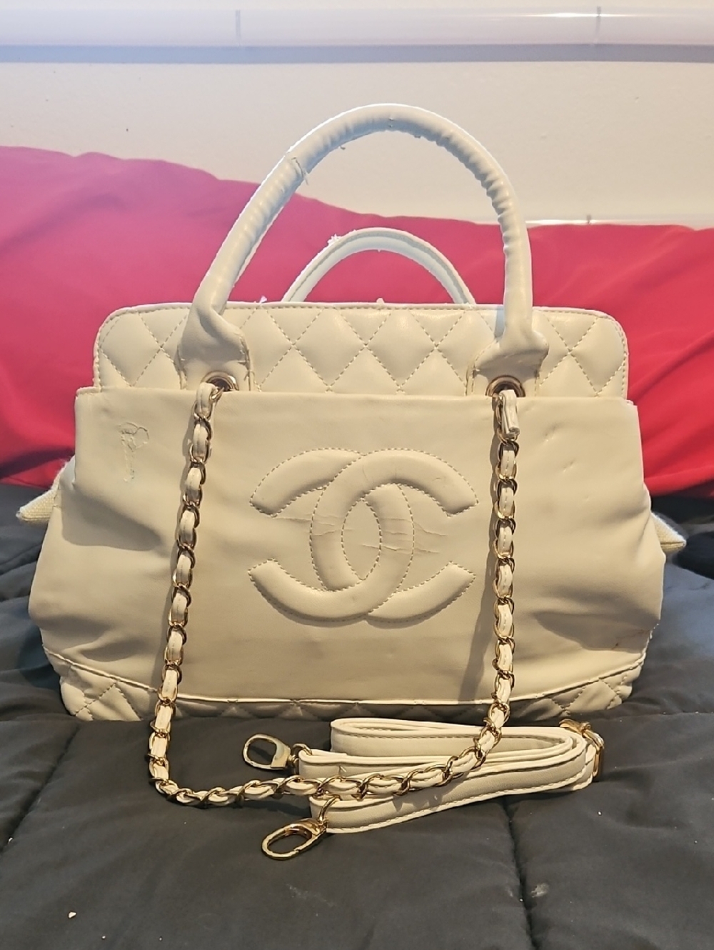 CHANEL White Quilted Leather Shoulder Bag with Gold Chain - READ - Picture 1 of 9
